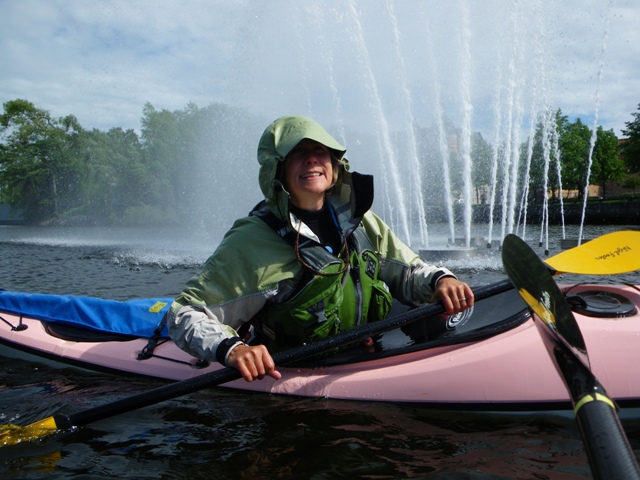 KriKriStudio Kristin Nelson paddles Cappuccino in fountain